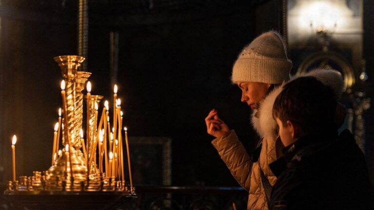 Ukrainians celebrate Christmas Eve as power cuts interrupt Holy Mass 